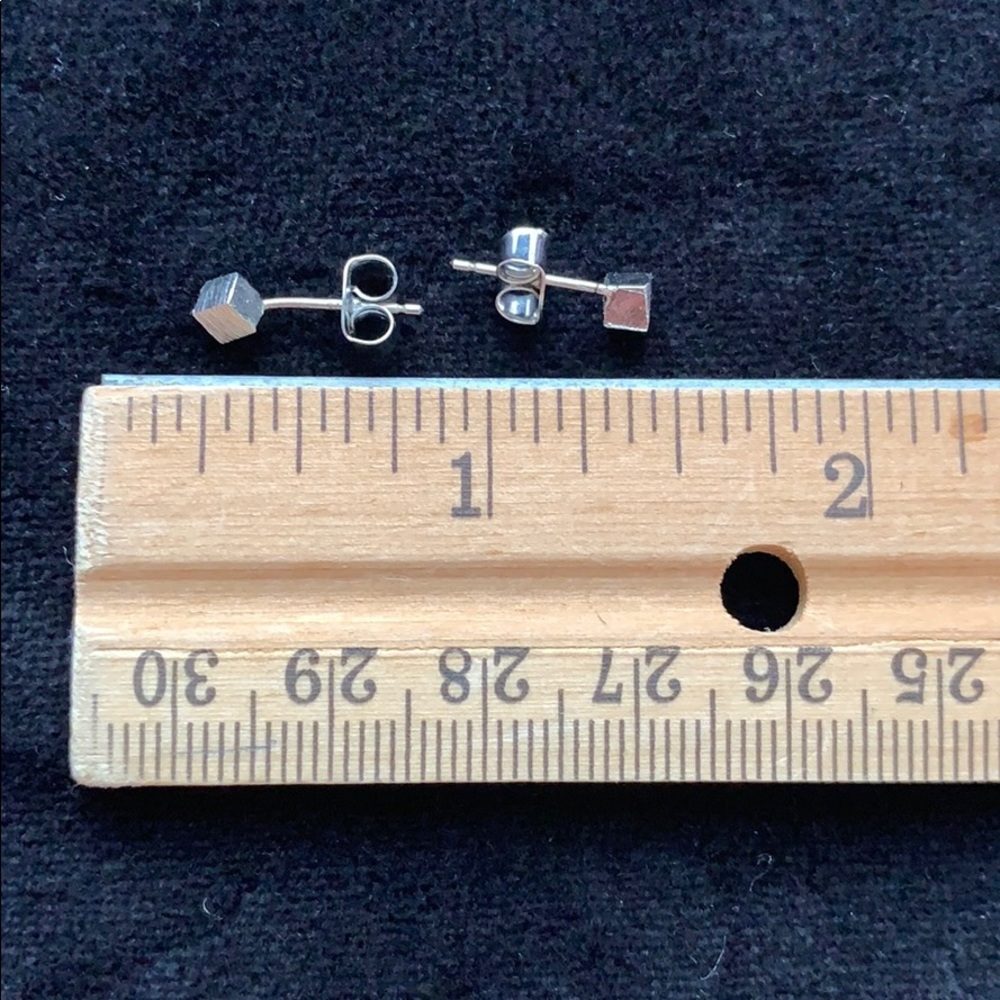 Small cube earrings - Picture 3 of 3